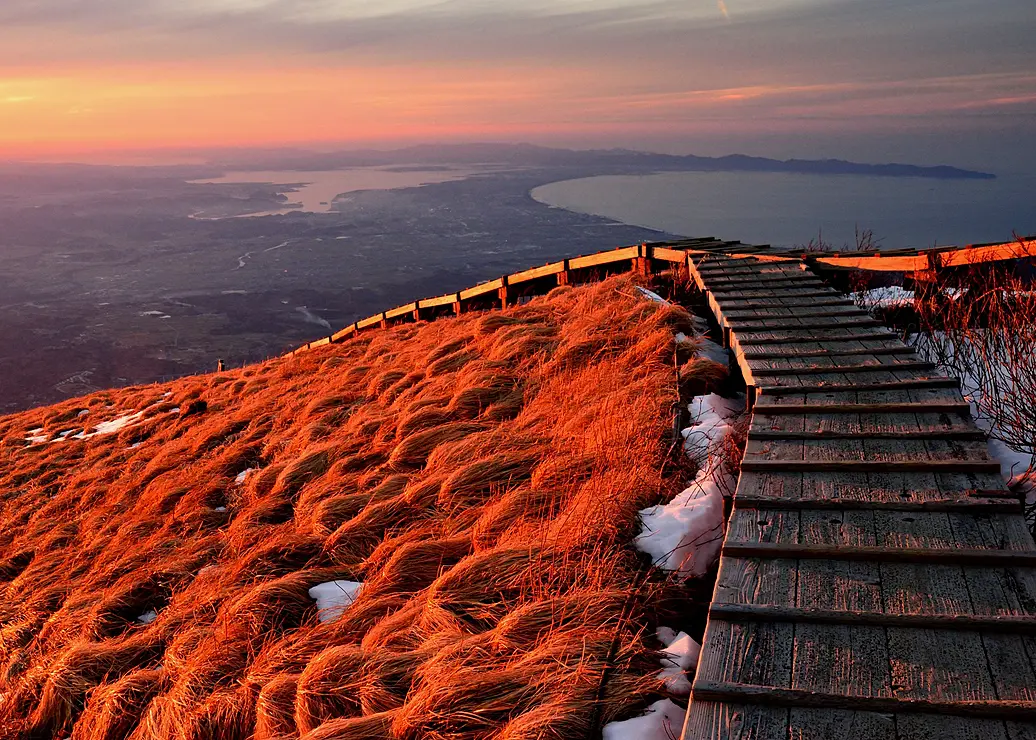 夕日に照らされる大山
