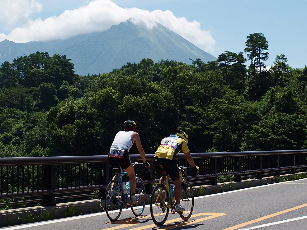 トライアスロン参加者の自転車走行風景