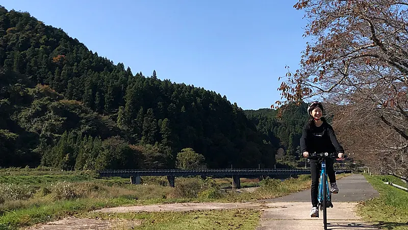 川沿いをサイクリングする様子