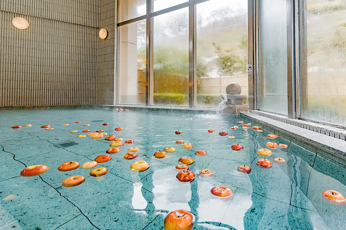 りんごが浮かぶ湯舟