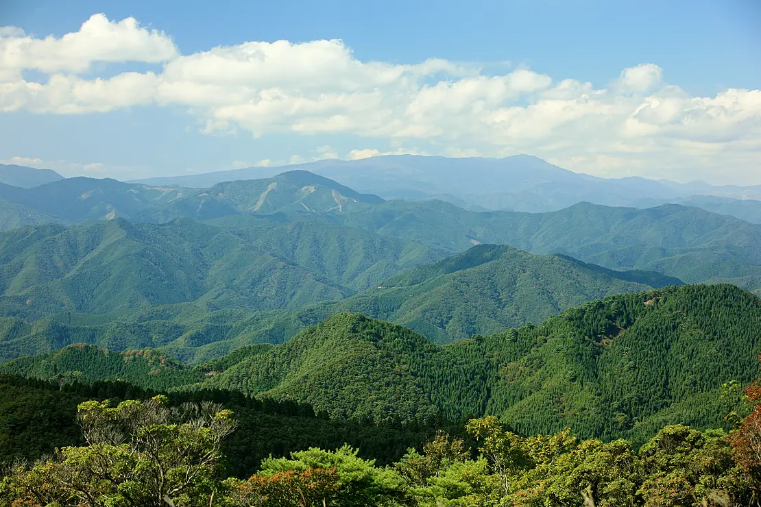 兵庫県宍粟市にある、山頂から見下ろす緑豊かな山々と空の風景