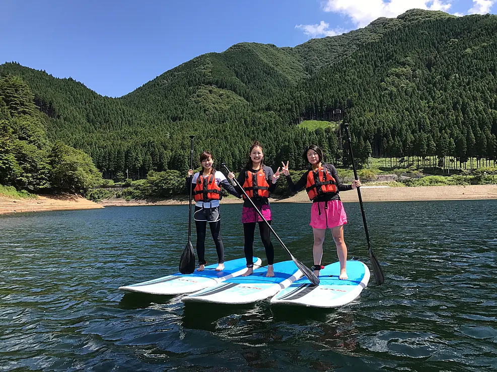 湖の上でSUPを楽しむ3名のグループ