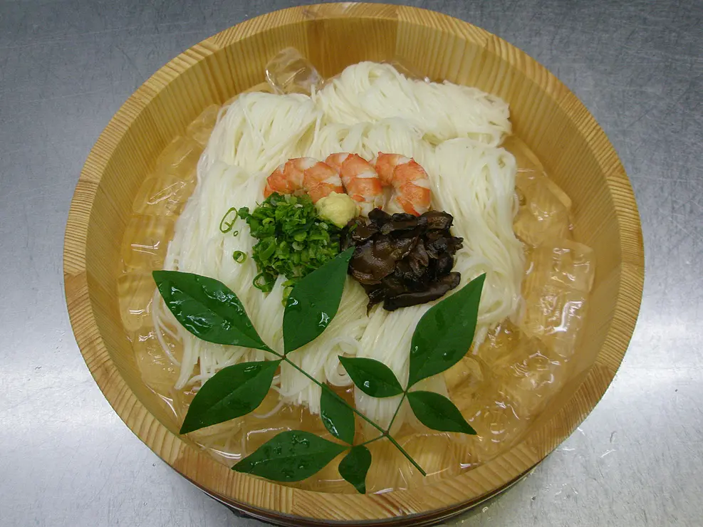 木製の桶に入った氷水に浸されているそうめん