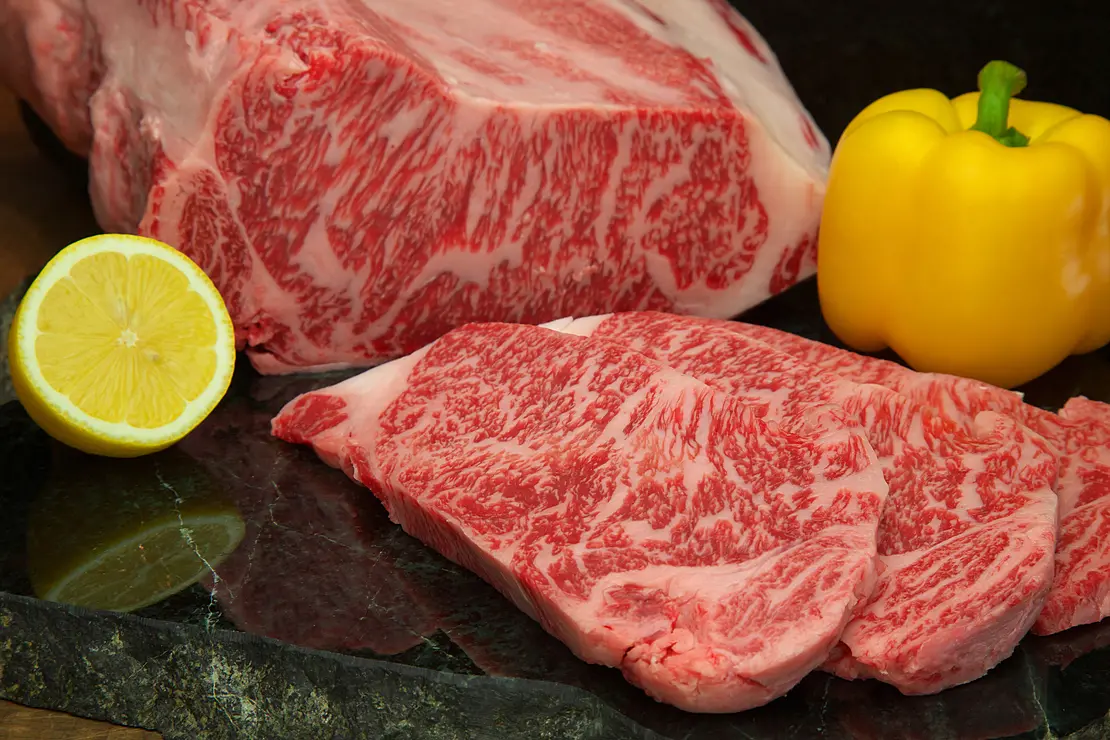 霜降りのステーキ用牛肉のスライスと輪切りのレモン