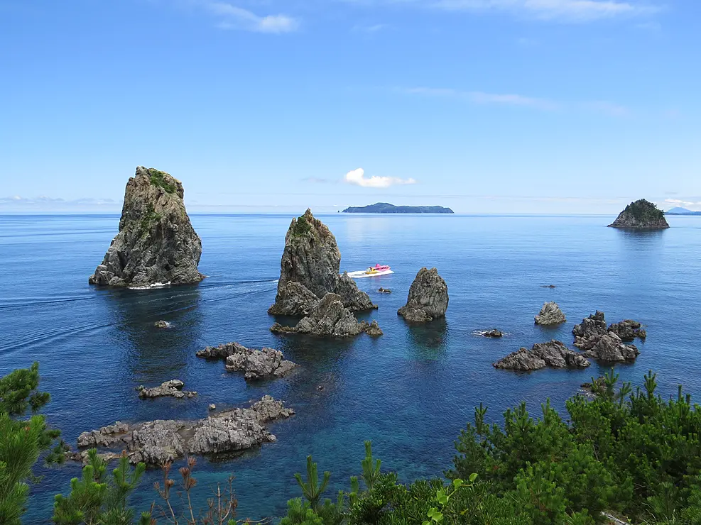 青海島海上を観光船がクルージング