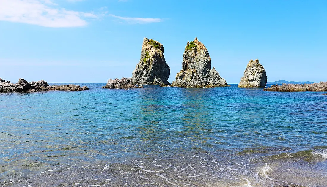 青海島海上に石柱がそびえたっている