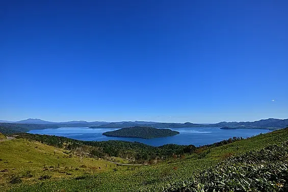 山から見下ろす湖
