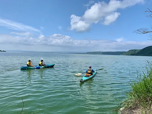 湖でカヤックを漕ぐ人