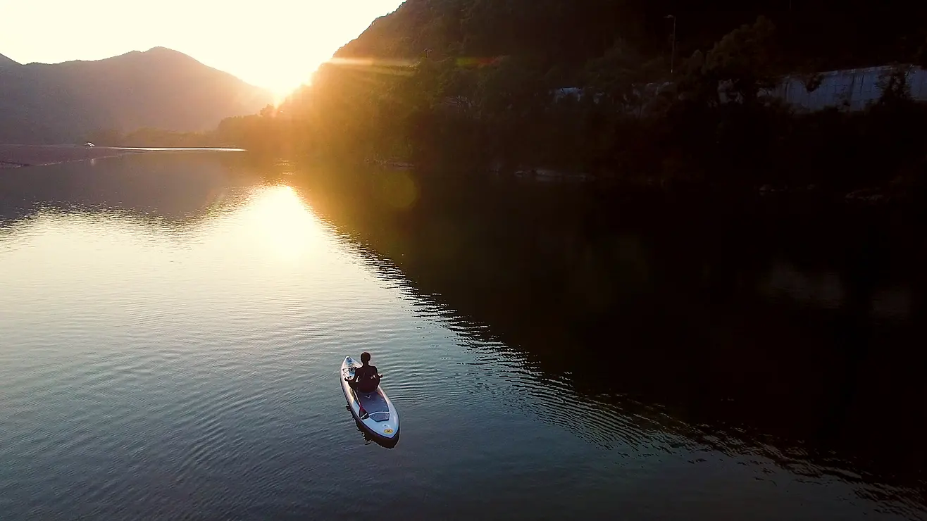 四万十川を夕日に向かってＳＵＰで漕ぐ