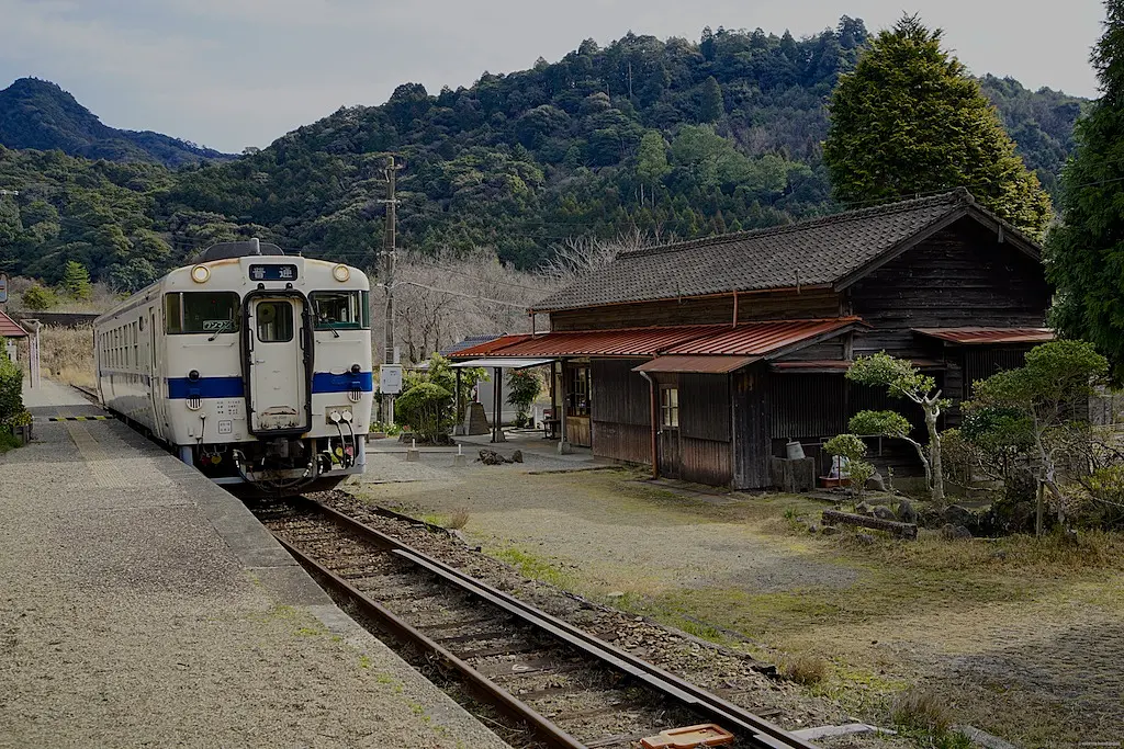 真幸駅の駅舎。1911年開設当時の姿を残しており、ホームには「幸せの鐘」が見える風景