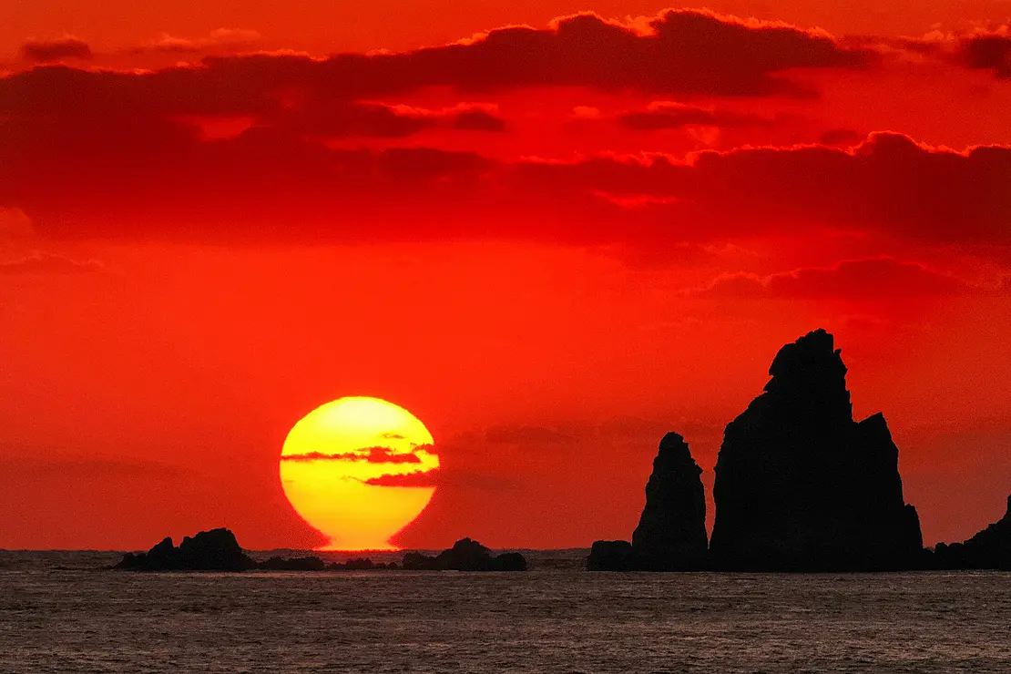 東シナ海に溶け込むように落ちる夕日を眺めることができ、リアス海岸の穏やかな湾には、サンゴ礁が広がっています。
