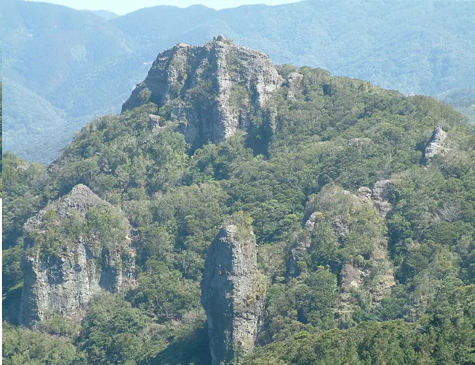 稜線は起伏に富んだ岩稜が連続し、アルペンムード満載の縦走が楽しめます。