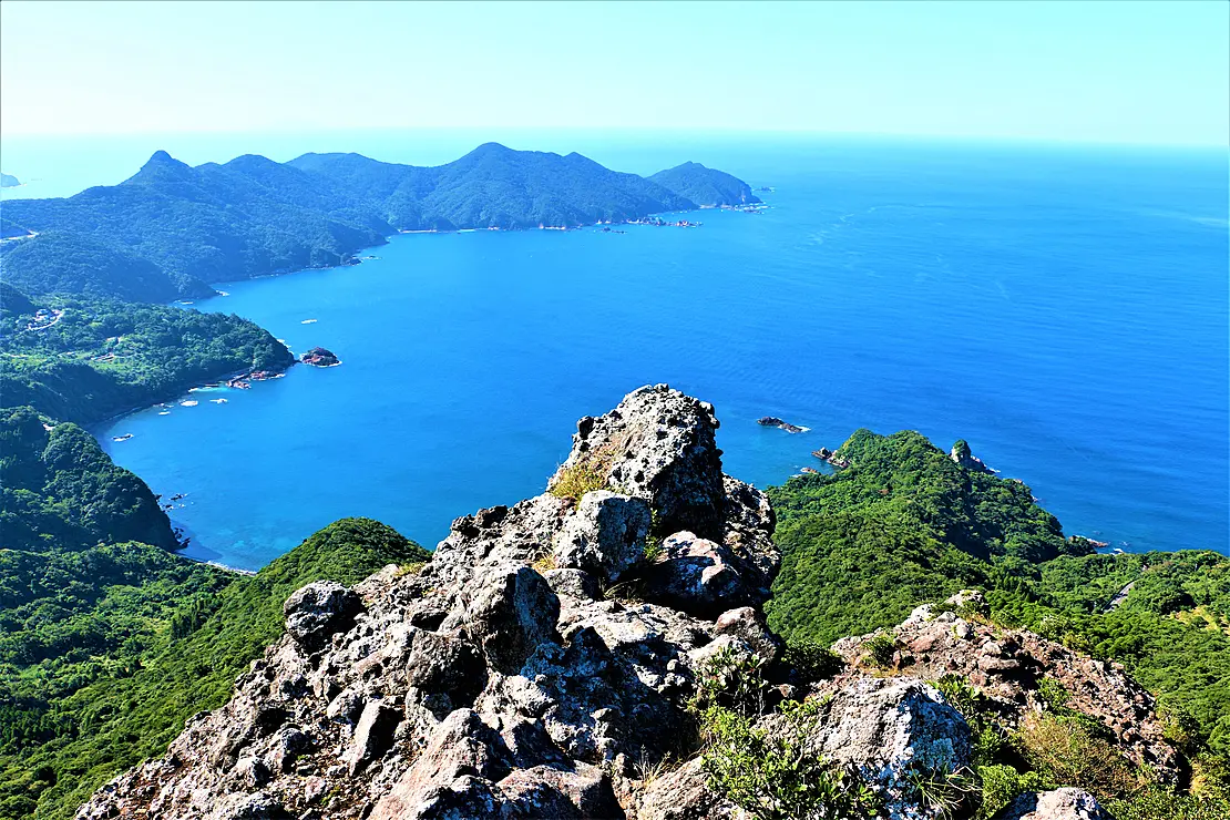 海岸線には切り立った断崖や山峰に連なる岩山