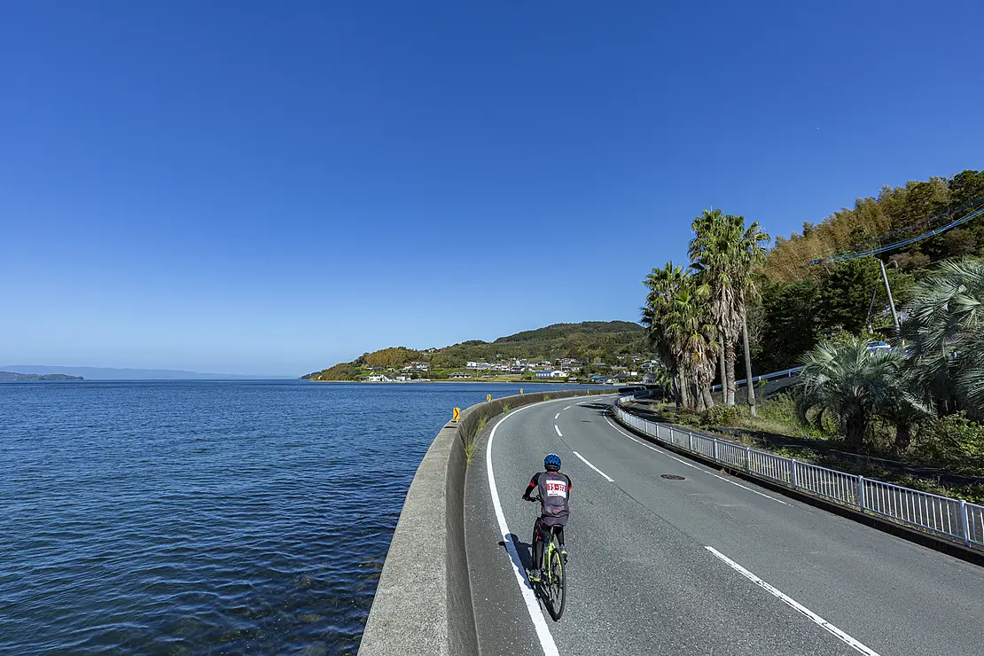 長崎県の中央に位置する波静かな大村湾。そんな静かで美しい景色が広がる大村湾を巡るコースは、坂を越えるたびに絶景が現れます。目まぐるしく変わる大村湾の眺めと、走り応え十分のコースをお楽しみください。