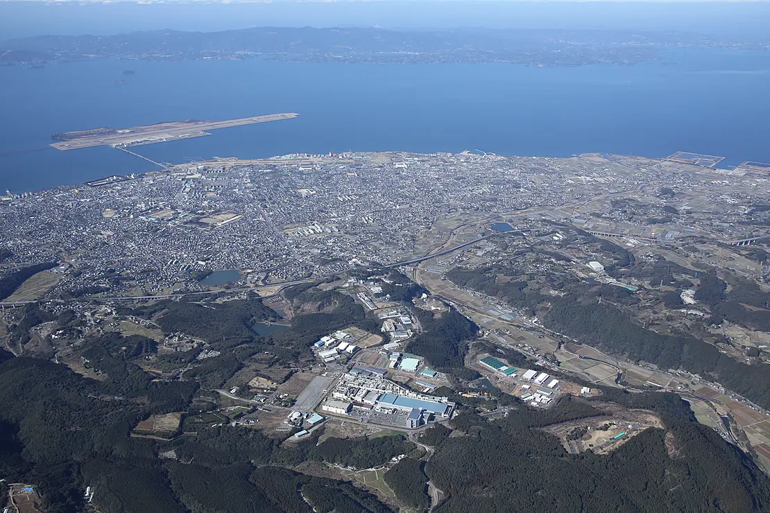 多良岳（標高996m）からは、西側に広がる大村湾の美しい眺望を楽しむことができます。