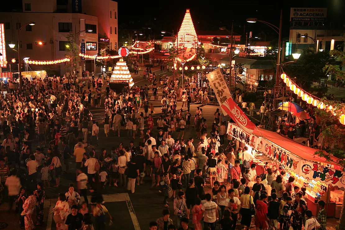 おおむら夏越まつりは、3,000発の打ち上げ花火が、色鮮やかに夜空を染め、奉納太鼓、夏越総踊りといった催しが行われるお祭りです。