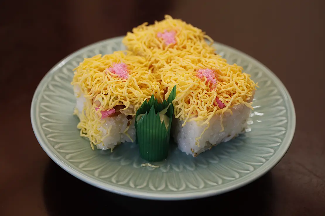 大村寿司は、長崎県大村市に伝わる伝統的な押し寿司です。500年の歴史を持つ大村寿司は、海の幸、山の幸に恵まれた、この土地ならではの伝統的な郷土料理です。