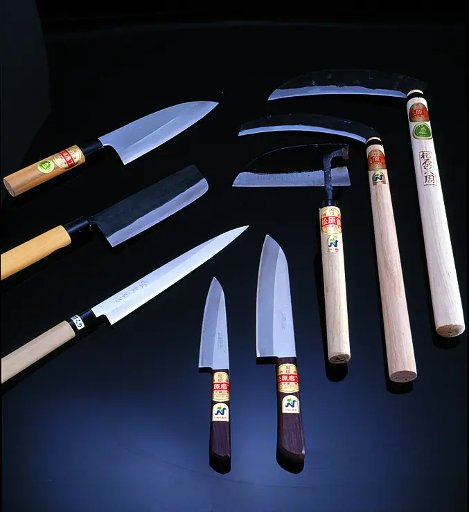 松原包丁は、大村市松原地区の伝統手打ち刃物です。平安時代を起源とする伝統品で、昔ながらの技法で丁寧に手づくりされています。材料に各地の名品を使うこだわりが特徴です。