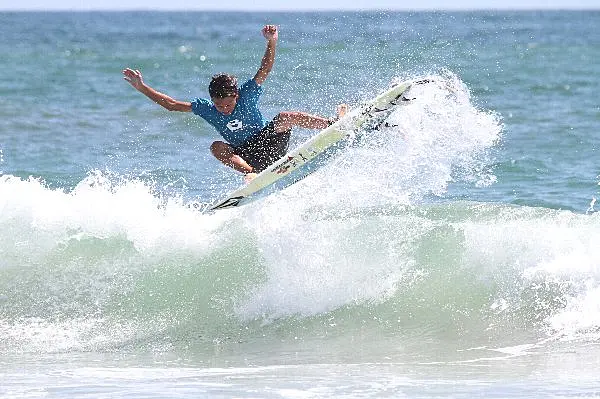 波に乗るサーファー