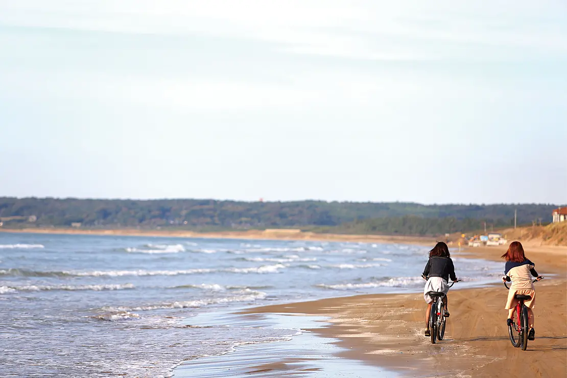 波打ち際をサイクリング