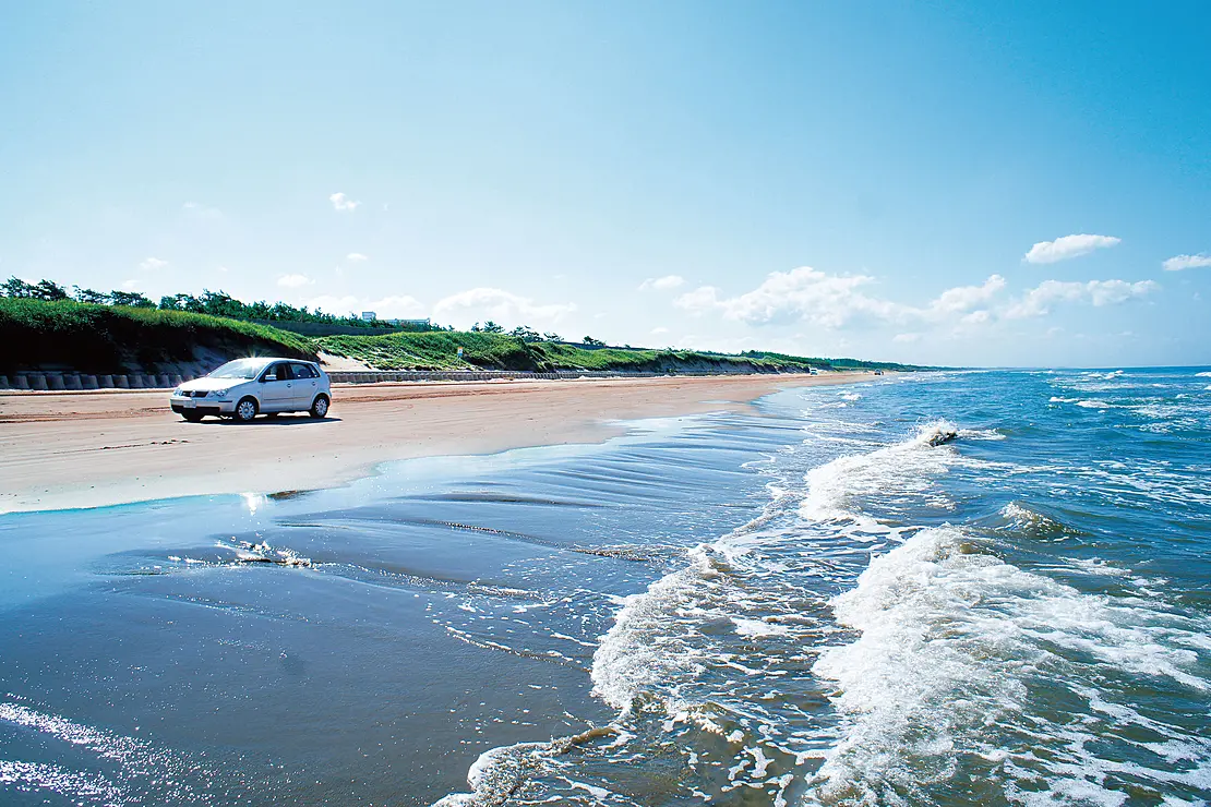 千里浜を走る車