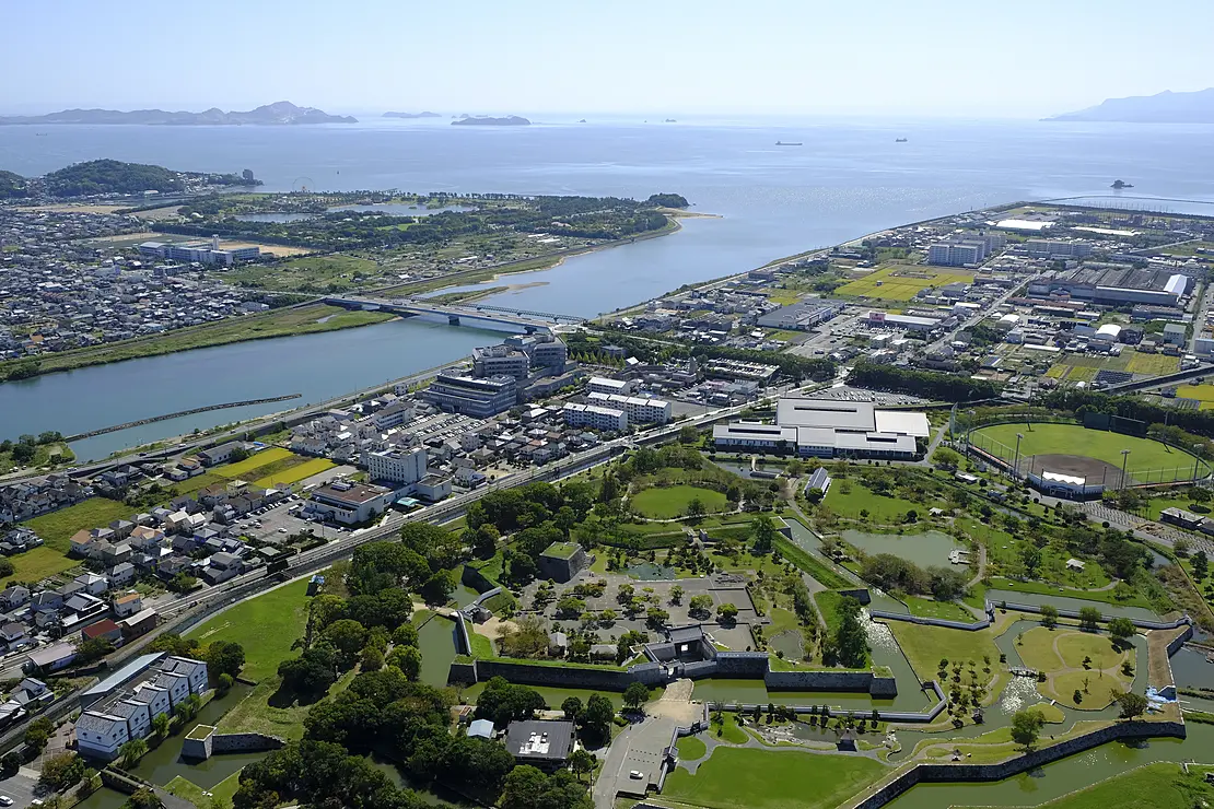 山々と市街地、青い海と空が広がる赤穂市の全景