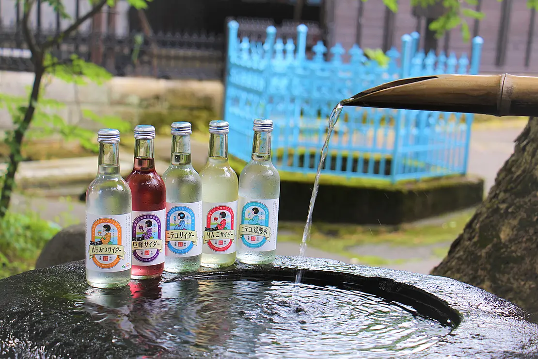 水汲み場に並ぶサイダーの瓶