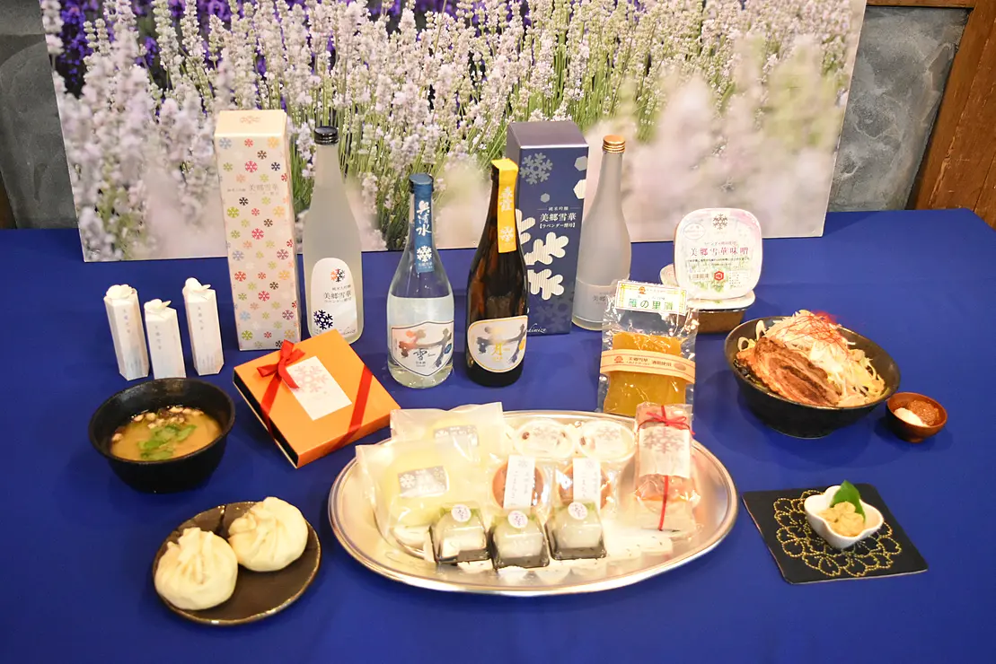 お菓子やお酒が並んでいる