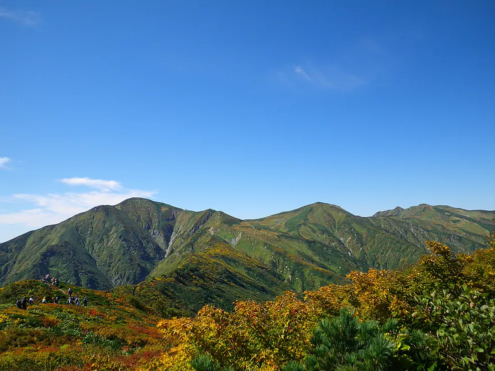 青空と紅葉が始まった朝日連峰の稜線