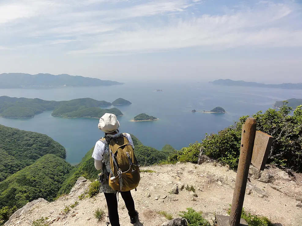 7世紀、浅茅（あそう）湾南岸の城山に古代山城・金田城が築かれました。明治期には砲台が建造され、古代山城の石塁と交差する軍道（登山道）を歩くと、山頂からは国境守備兵・防人も見たであろう水平線が広がり、国境の島ならではの重厚な歴史を体感できます。