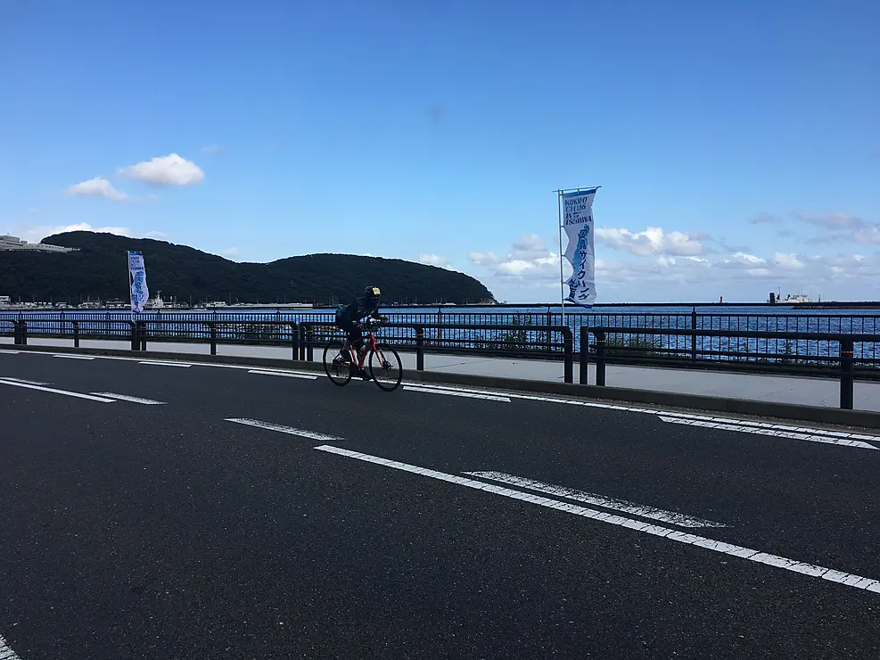 国境サイクリングin対馬は、2017年から開催の対馬を縦断するサイクリングイベント。高低差の激しい100ｋｍ以上の行程で対馬の絶景と特産品が楽しめる。