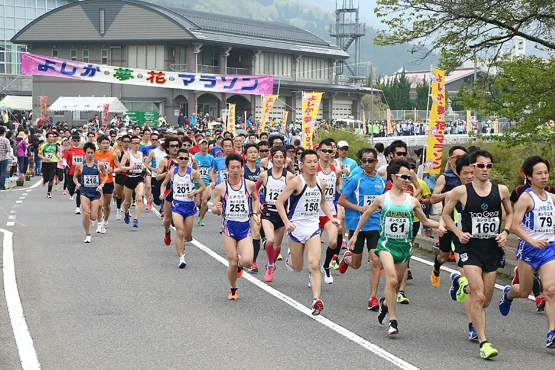 マラソン大会で走る参加者