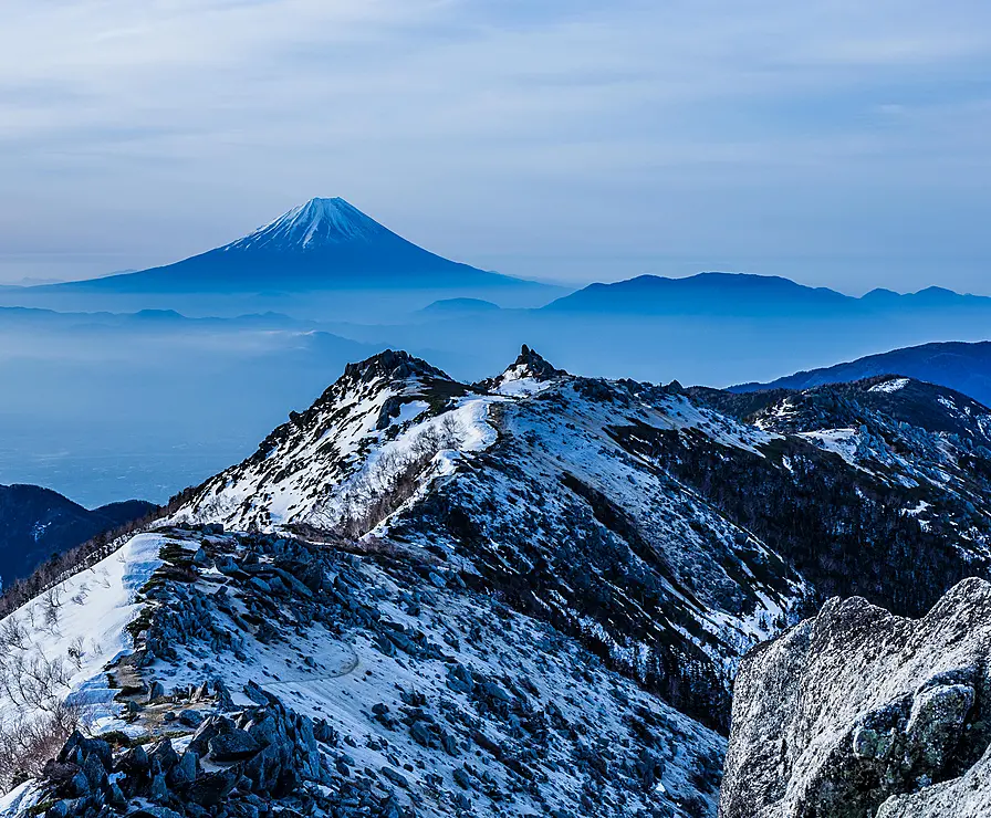 雪景色の鳳凰三山と富士山