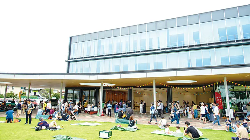 市役所前の芝生広場でマーケットを楽しむ様子