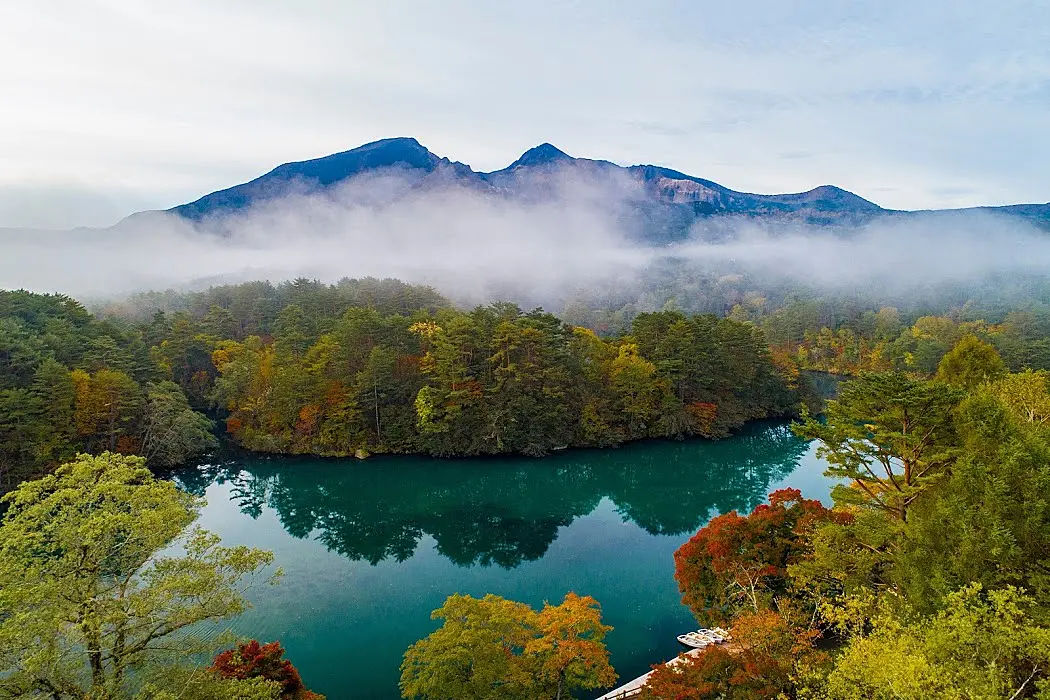 青い沼と雄大な山