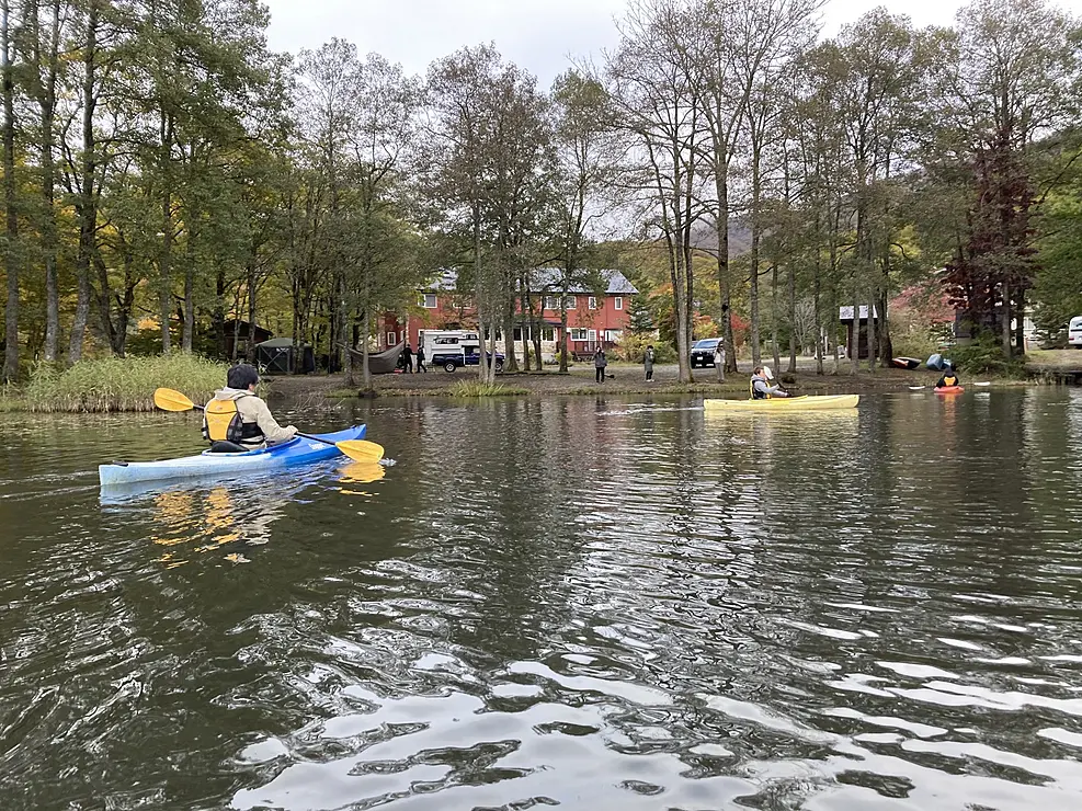 静かな湖でカヤックを楽しむ