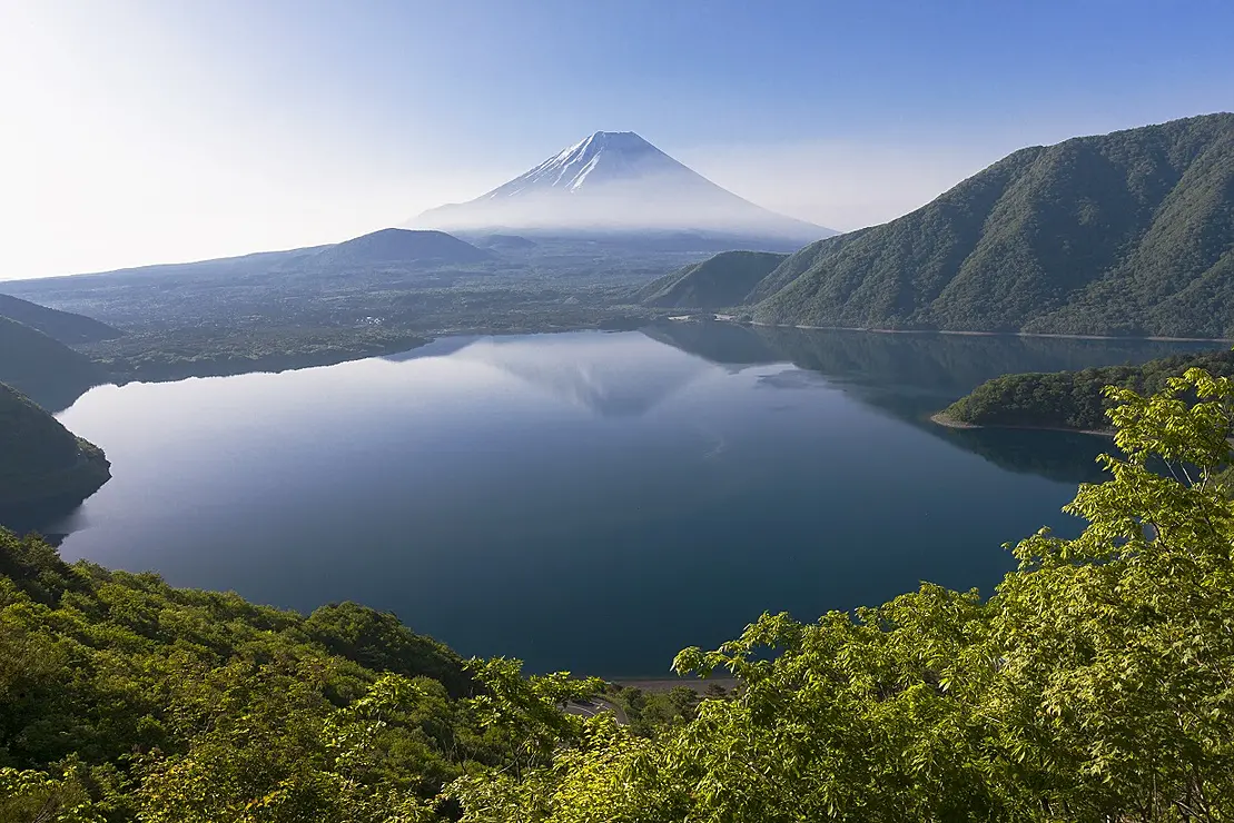本栖湖と富士山
