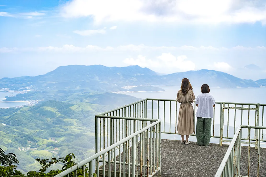 瀬戸内アルプス縦走・展望テラスから山々を眺める女性2人