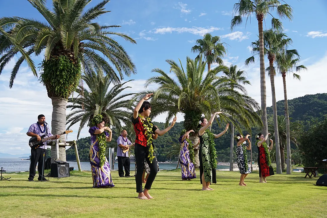 海辺でみんなでフラダンス