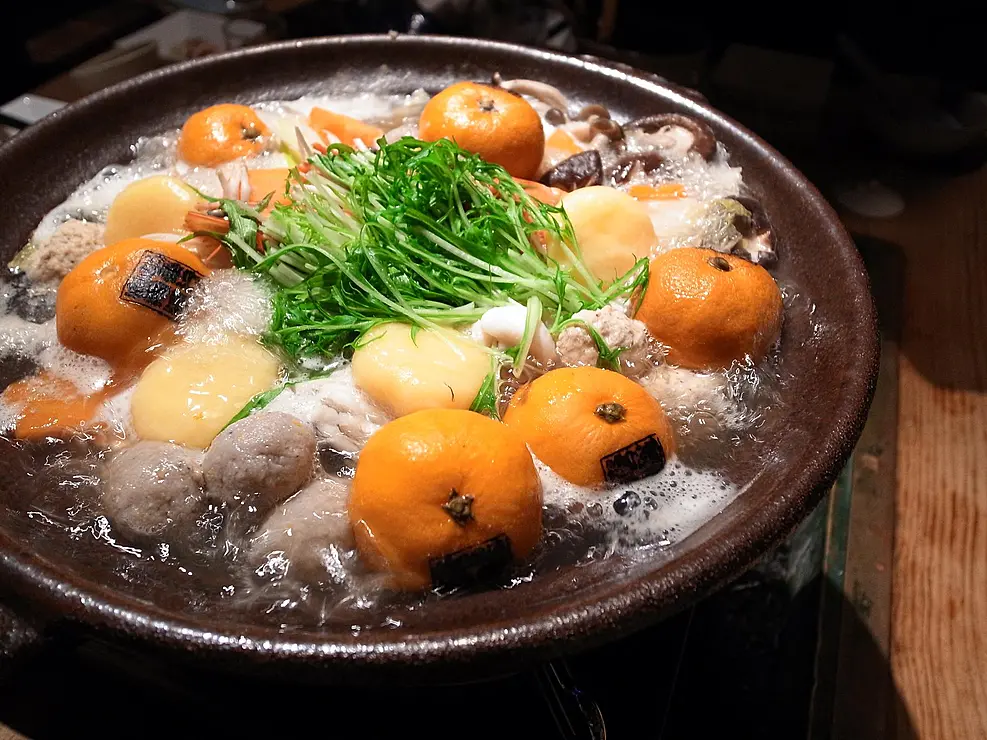 丸ごとみかんが何個か入ったみかん鍋