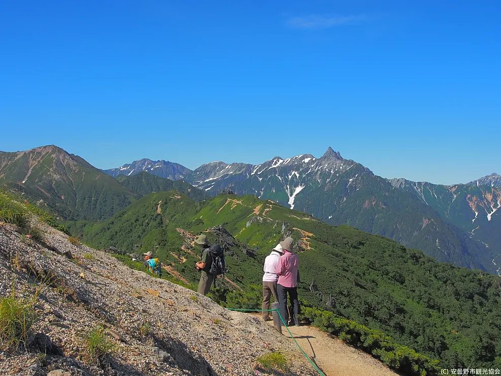 遠くに槍ヶ岳が見える登山道