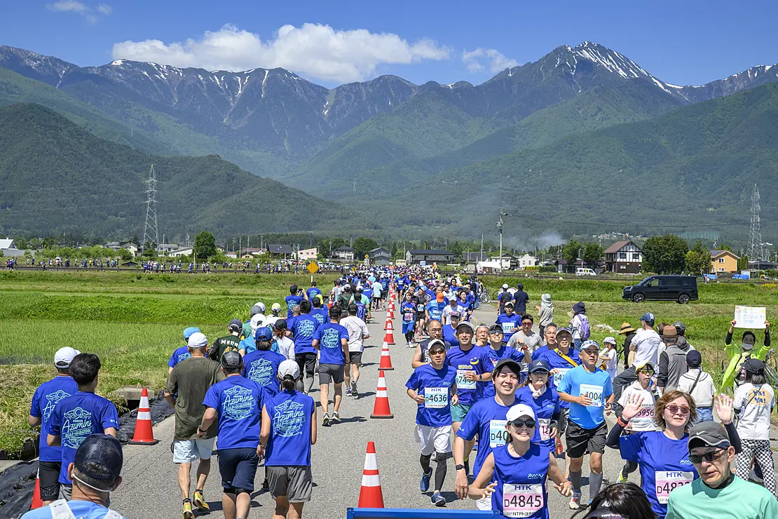 北アルプスを眺めながら走るマラソンランナー
