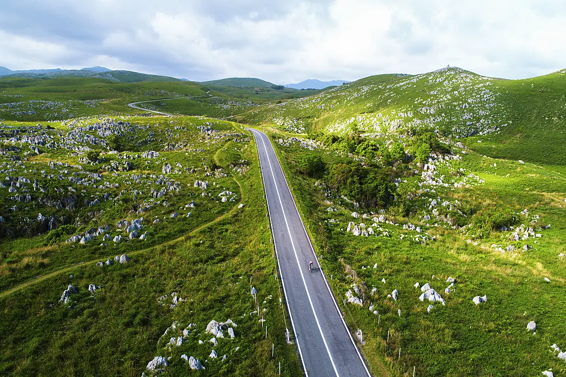 まっすぐに伸びるカルストロード