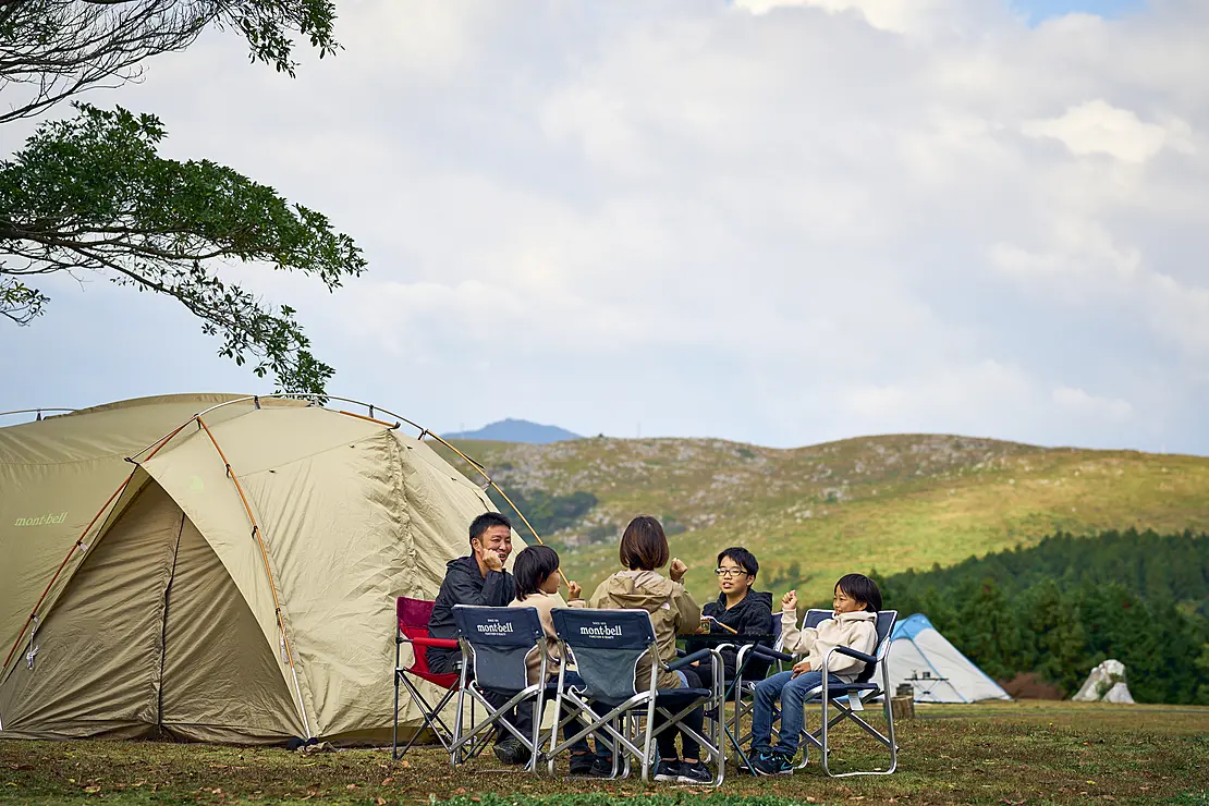 秋吉台家族旅行村でテントを張ってくつろぐ家族