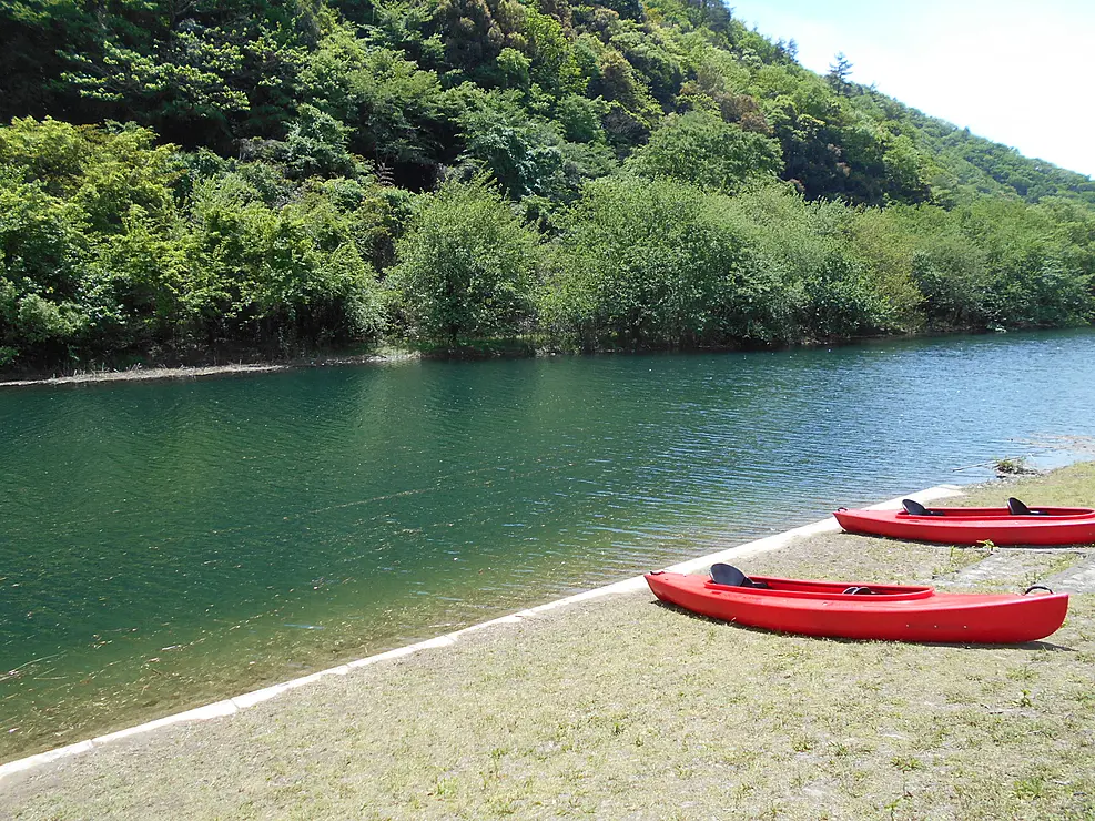大原湖にカヤックが並んでいる