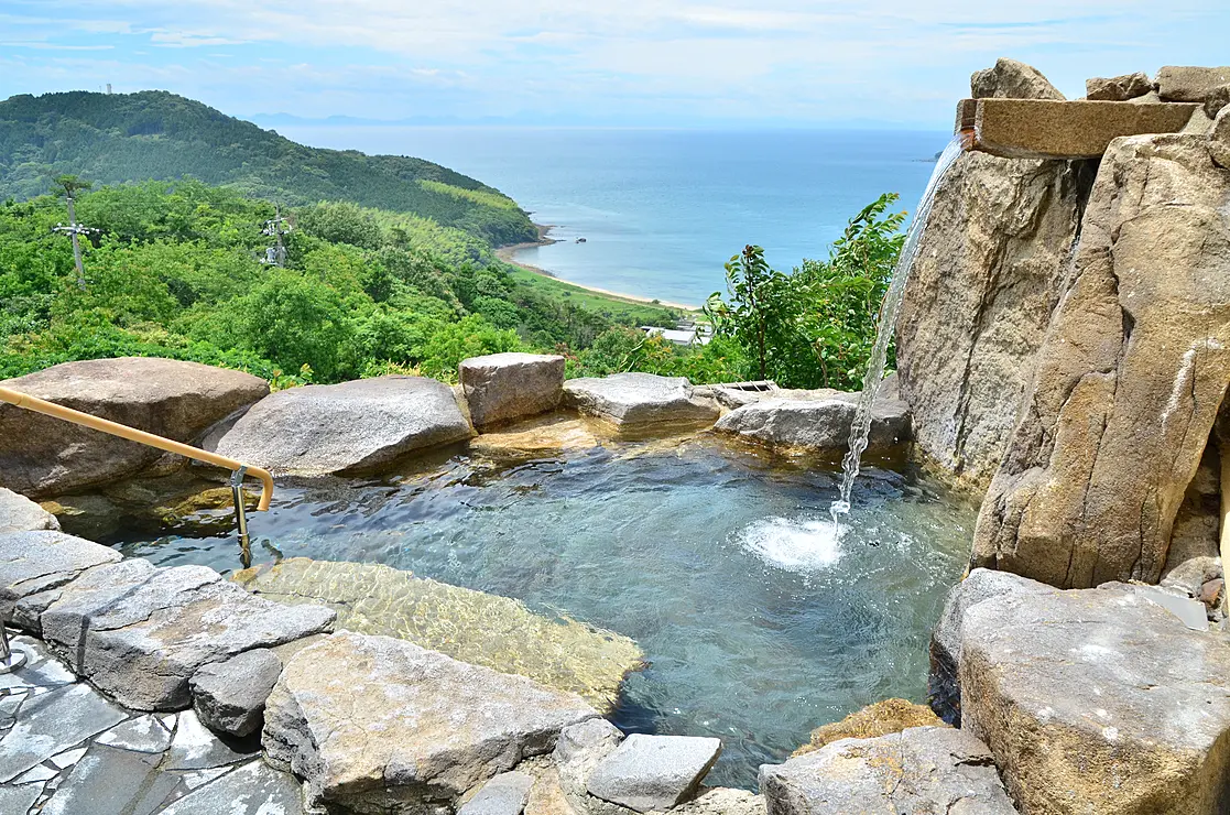 青い海が見える露天風呂