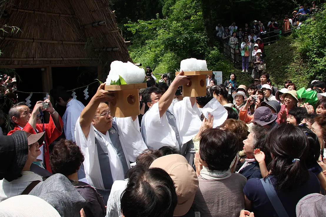 男性が雪氷を献上する様子