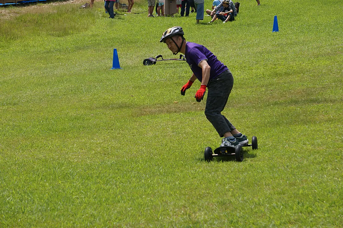 マウンテンボードを楽しむ人
