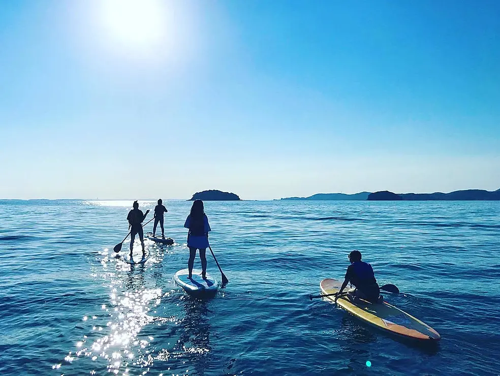 三河湾でSUPを楽しむ人たち