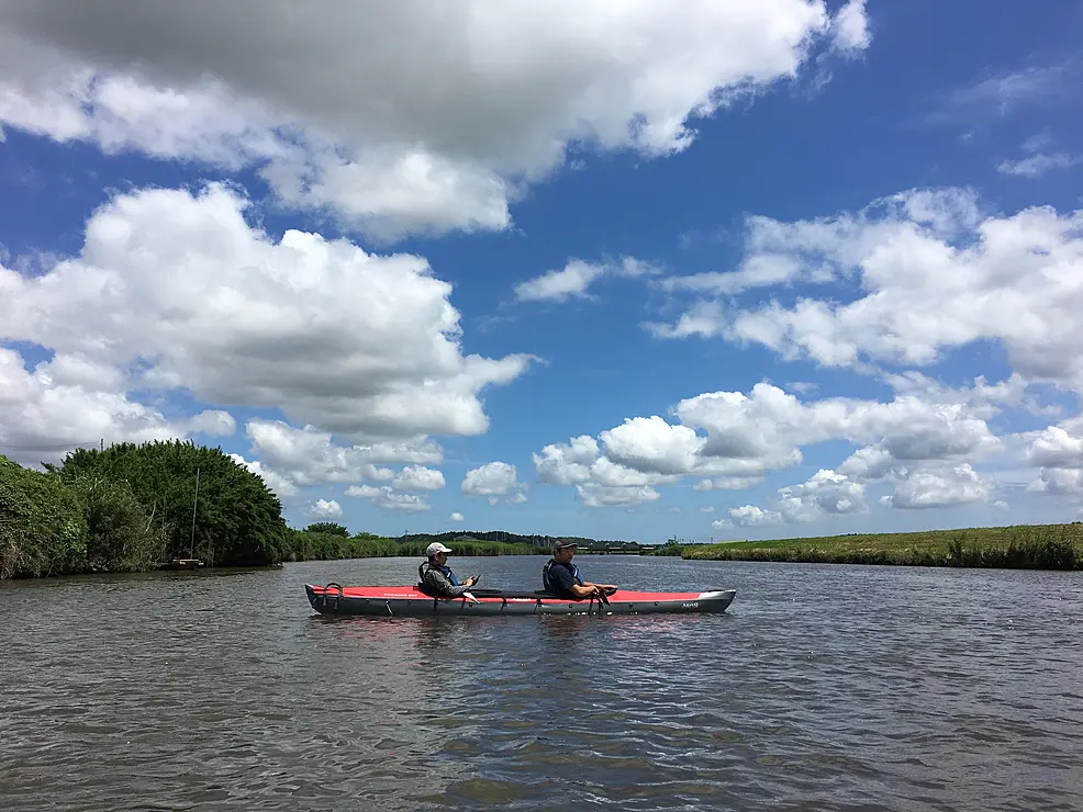 栗山川でカヤックを楽しむ様子